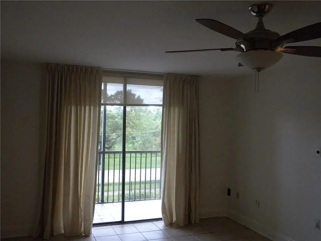 Building Photo - 16950 W Dixie Hwy #334