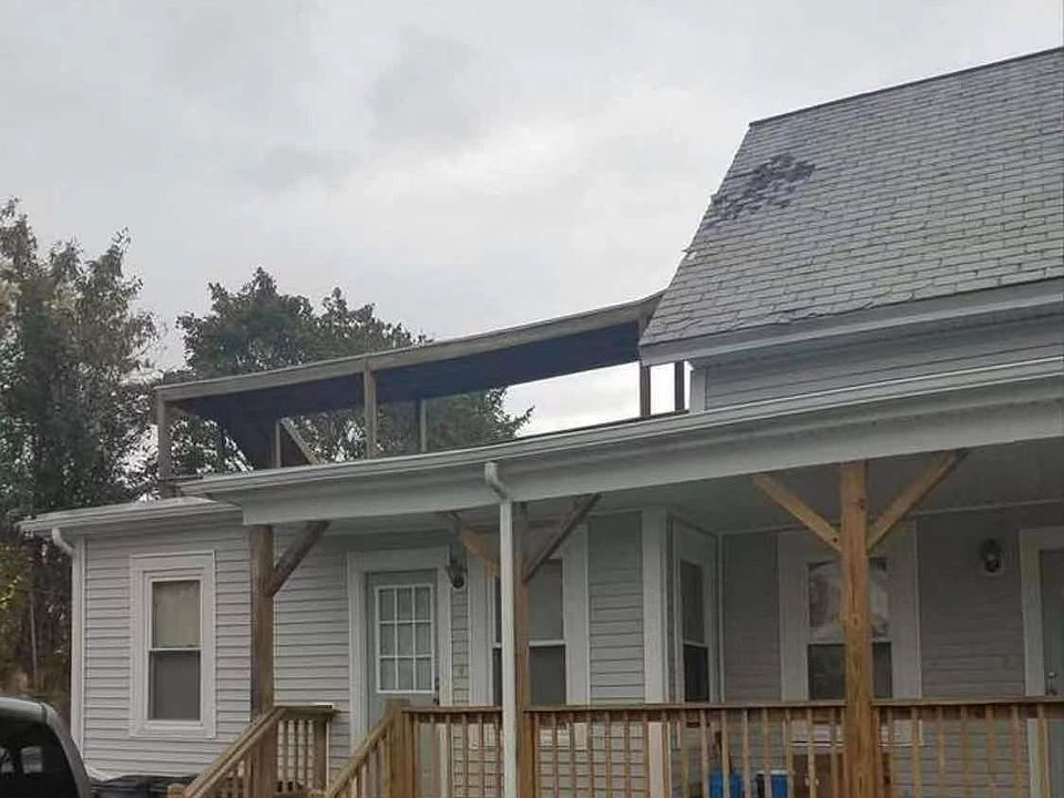 2nd image of 160 Parker St