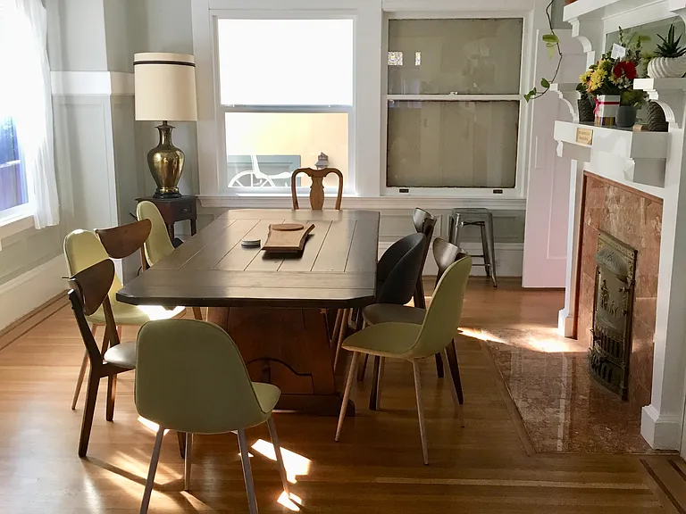 Dining room (view 2)