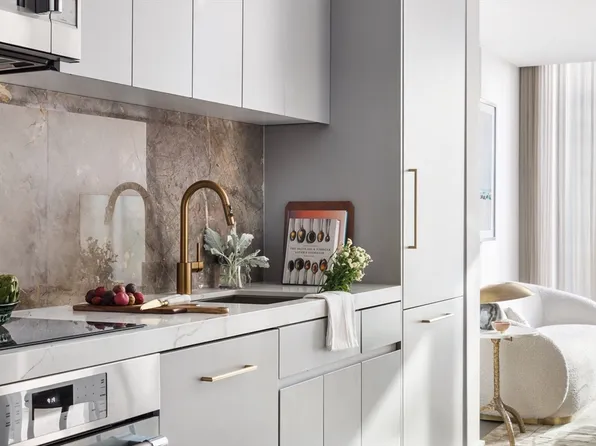 55 Lagrange St #1402, Boston, MA 02116