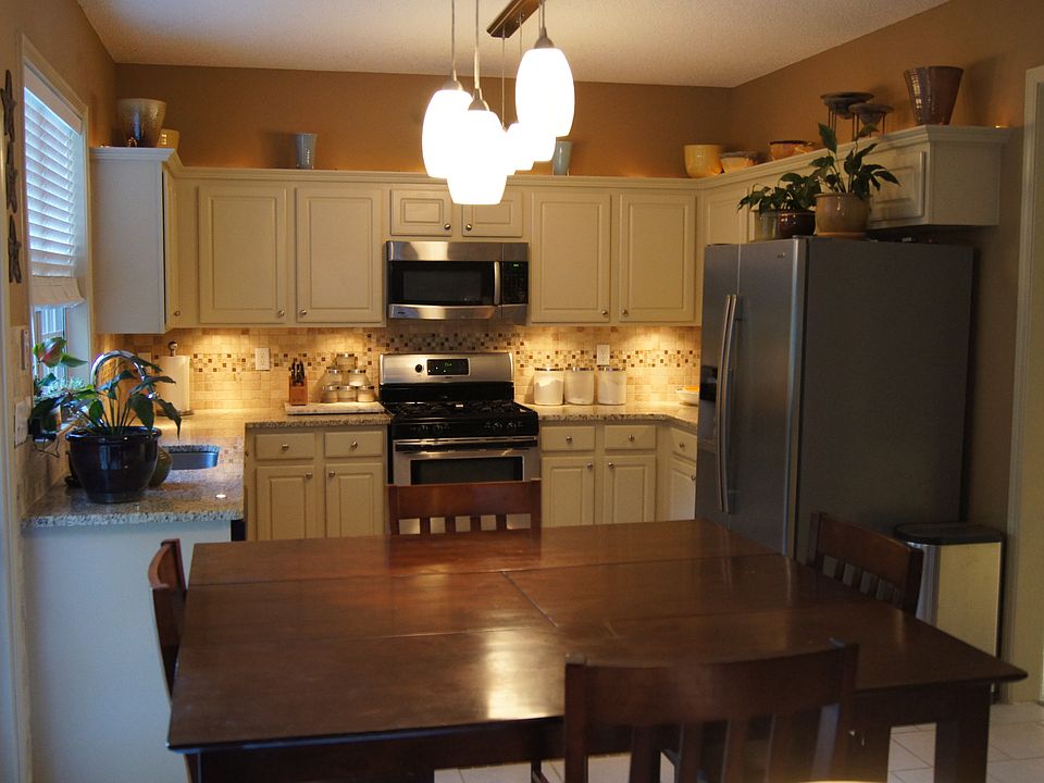 Kitchen w/ new granite