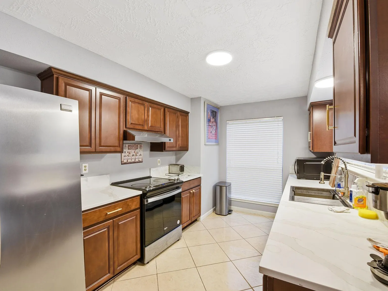 3 bed, 2.0 bath, 1699 sqft, $2,100 — Photo 4