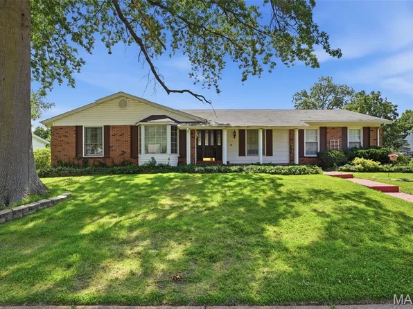 2900 Heatherton Dr, Florissant, MO 63033