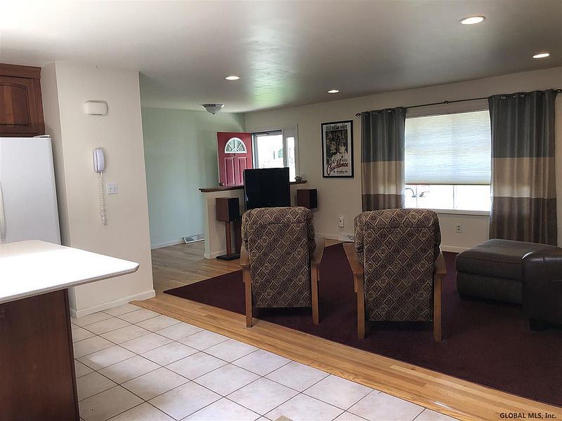 5th image of 10 GREEN ACRES Drive