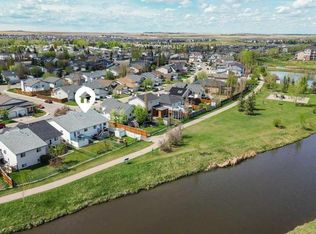 202 W Willow Brook Close NW, Airdrie, AB T4B 2J7