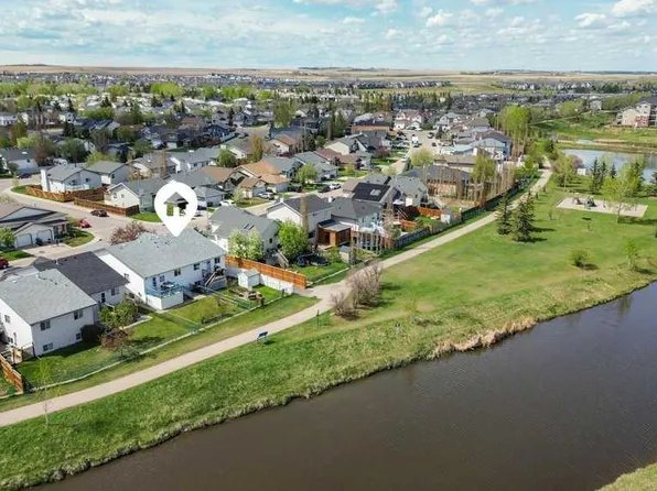 202 W Willow Brook Close NW, Airdrie, AB T4B 2J7
