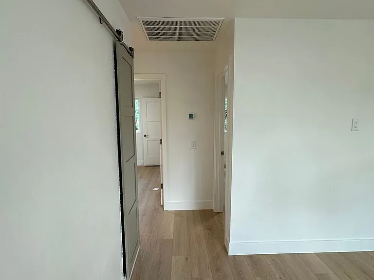 1707 Grand Coulee Blvd — Photo 4