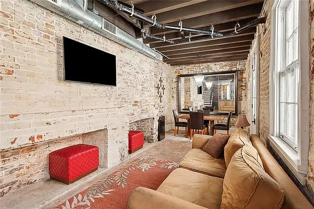 829 Burgundy St #4 — Photo 3