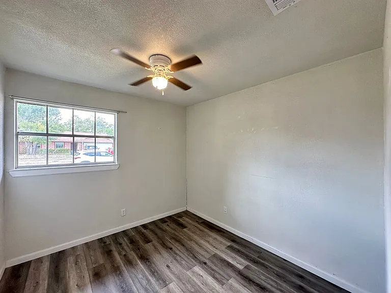 1410 Hammond Dr — Photo 9