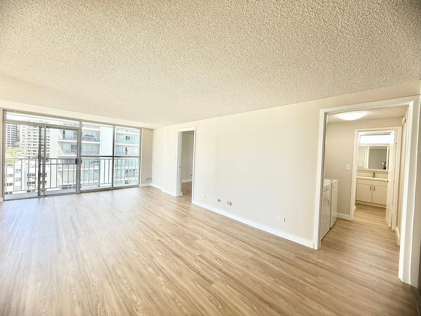 2br/2ba/1pkg in Makiki - Water/Sewer/Trash INCL! — Photo 2