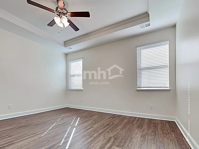 611 E Lionel Rd — Photo 10