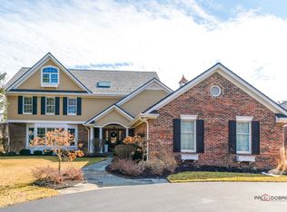 95 W Honeysuckle Rd, Lake Forest, IL 60045