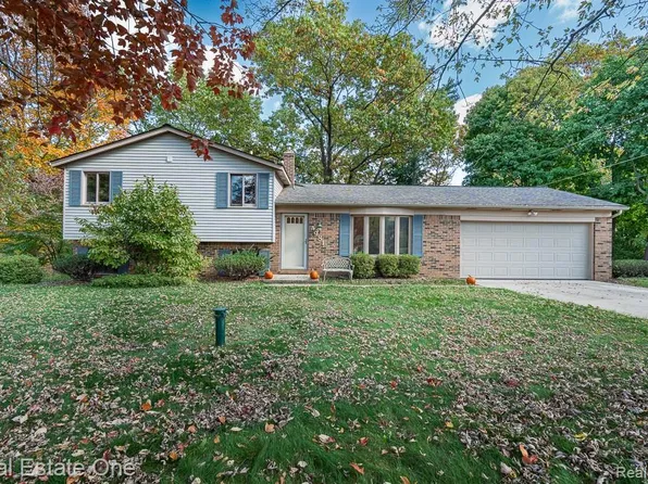 4981 Iroquois Blvd, Clarkston, MI 48348