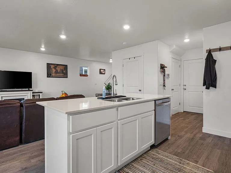 988 W Broadleaf Dr — Photo 12