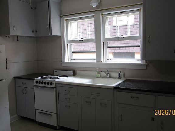 5th image of 459 Main St