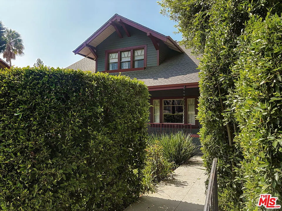 3 bed, 3.0 bath, 2008 sqft, $9,400 — Photo 4