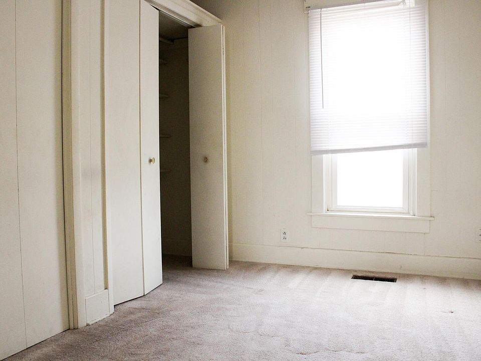 2nd image of 701 N Busey Ave