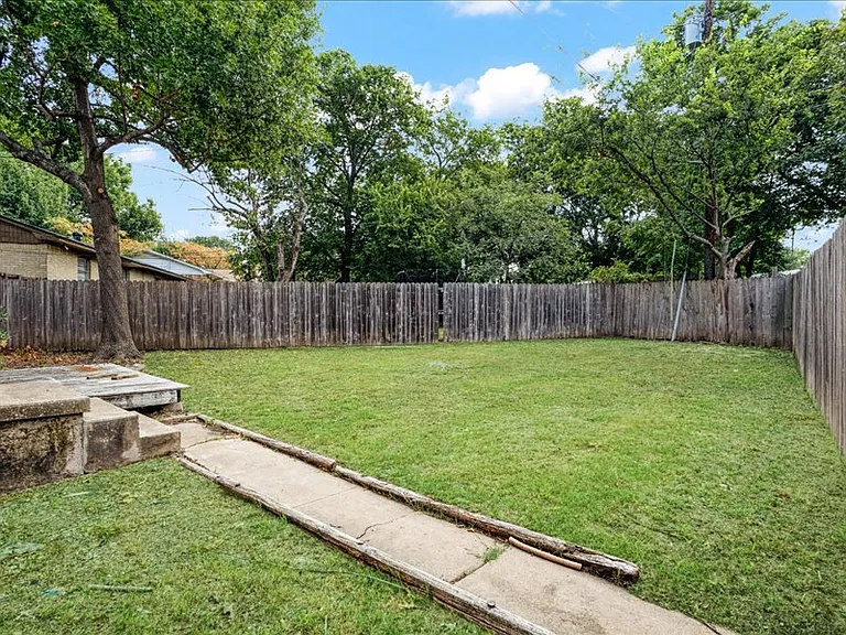 1924 Jones Cir — Photo 24
