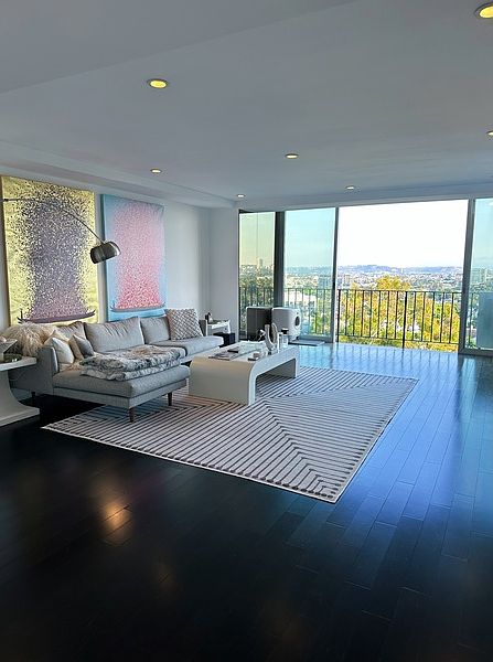 1st image of 818 N Doheny Dr #1
