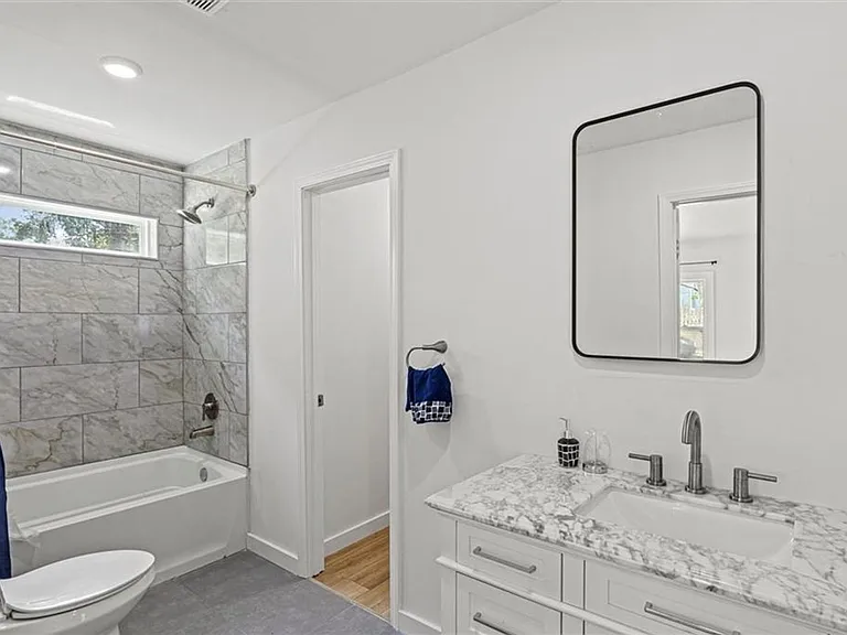 1077 Peeples St SW — Photo 17