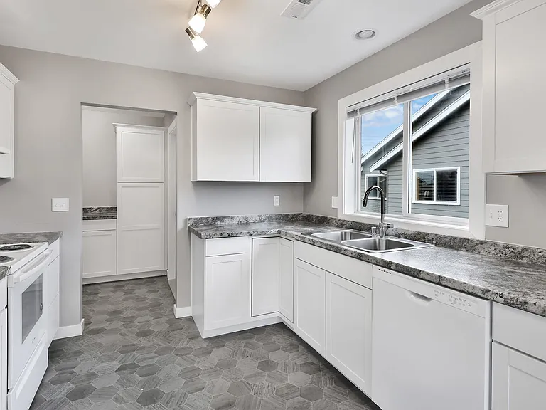 521 Main Pl — Photo 7