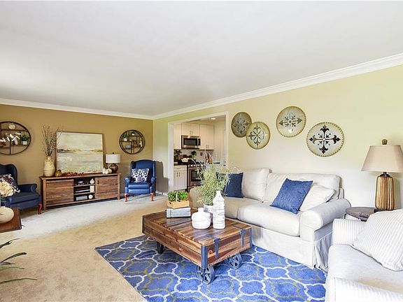 5th image of 445 Greenmont Dr