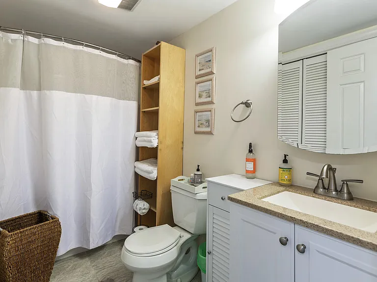 606 W Beach Ave — Photo 5