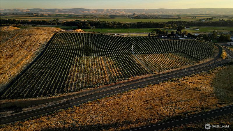 2nd image of 406 A Lower Dry Creek Road