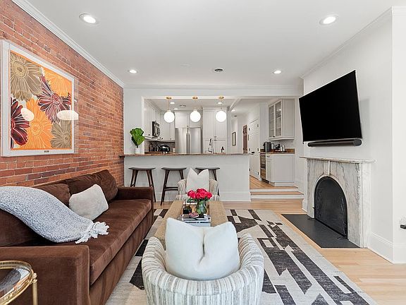 3rd image of 76 Marlborough St Penthouse 6