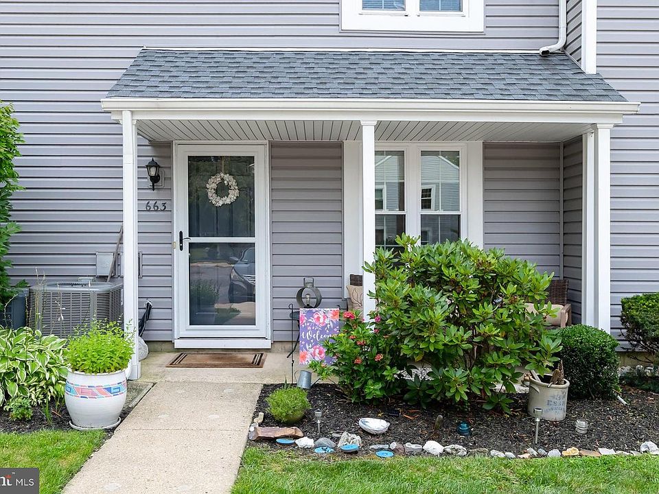 1st image of 663 Yorkshire Ct