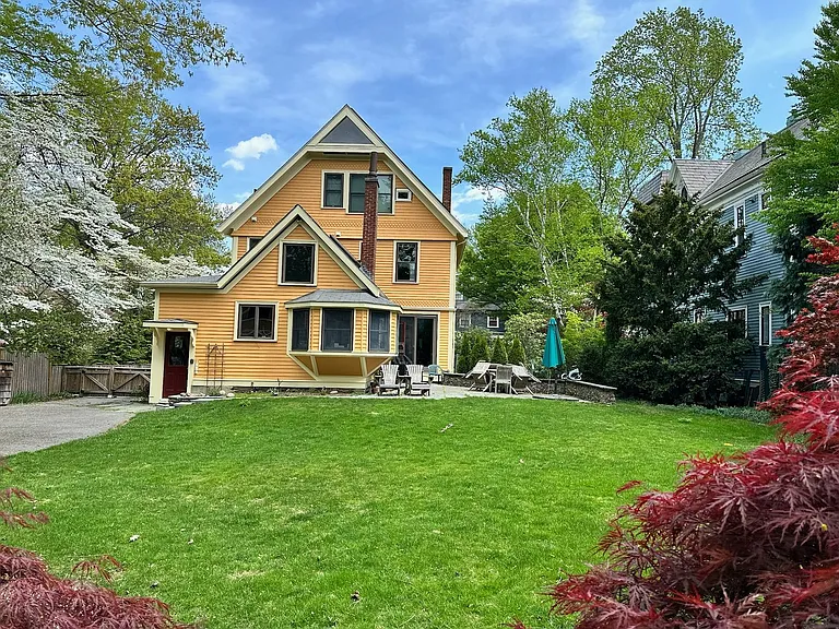 120 Lakeview Ave — Photo 1