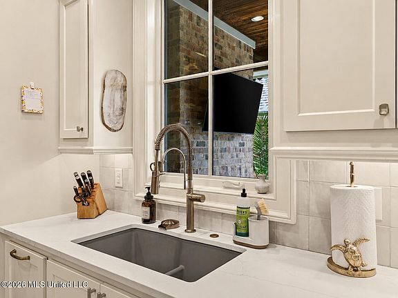 4th image of 103 Summers Ln