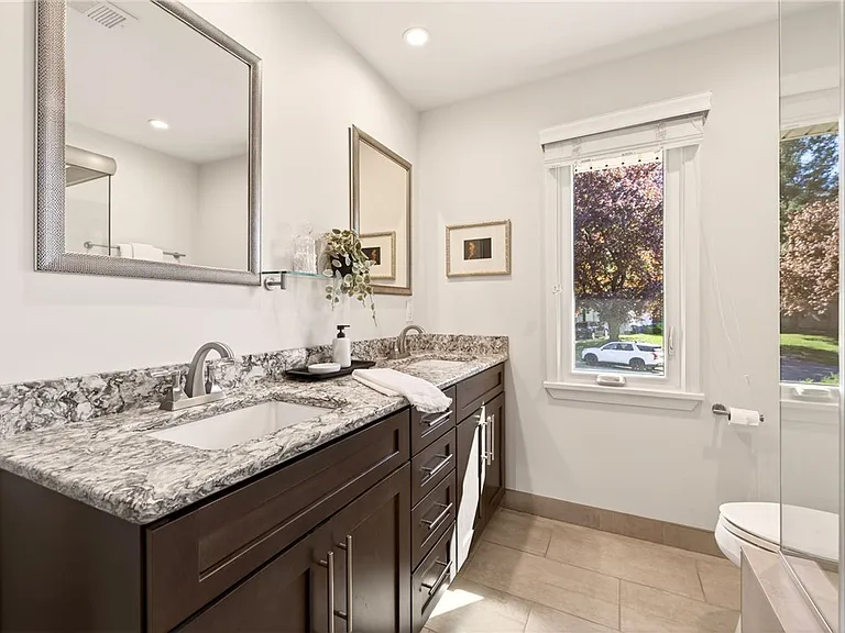 330 Kilbourn Rd — Photo 27
