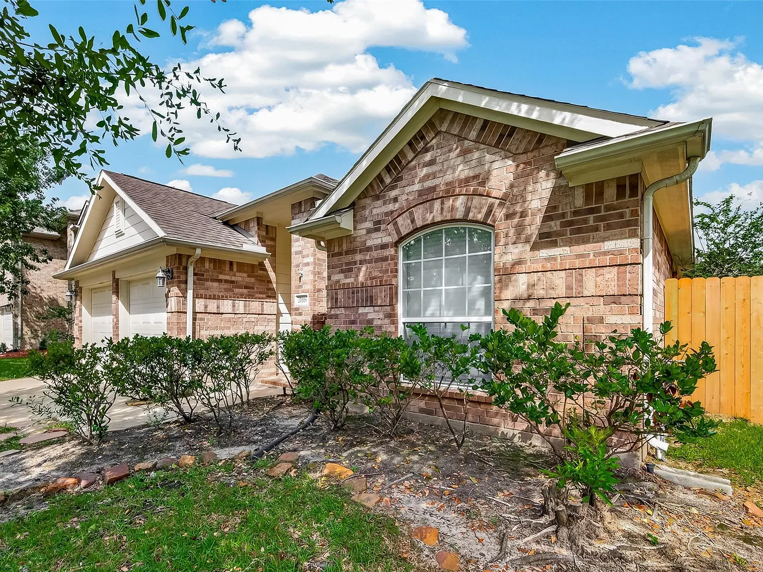 3 bed, 2.0 bath, 1614 sqft, $2,200 — Photo 2