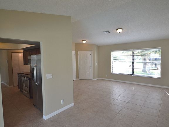 5th image of 172 Parkwood Dr