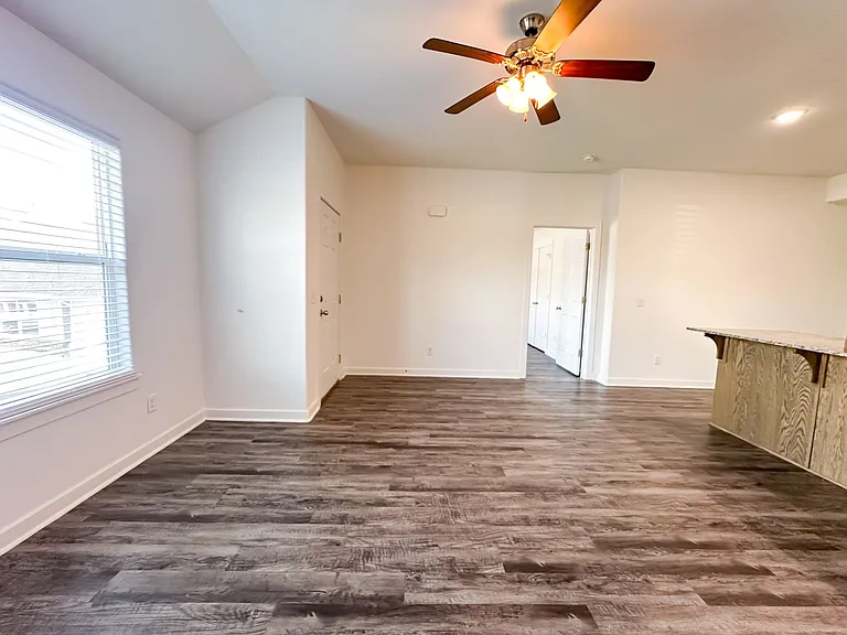 325 Westbrook Ct — Photo 4