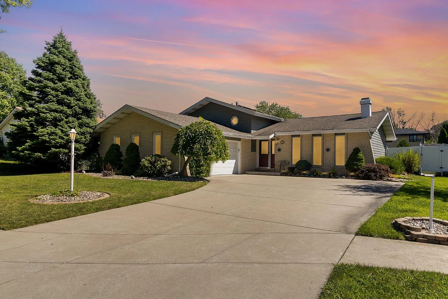 10007 Garfield Ln photo 1