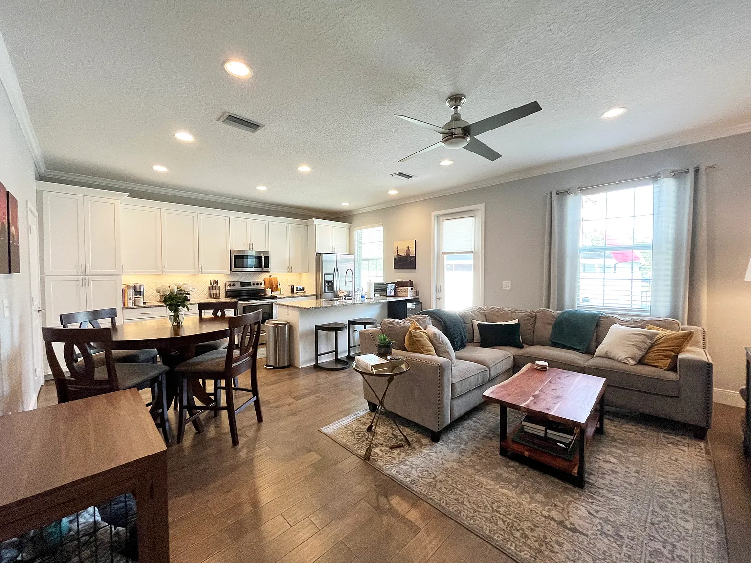 3 bed, 2.5 bath, 1527 sqft, $2,995 — Photo 3