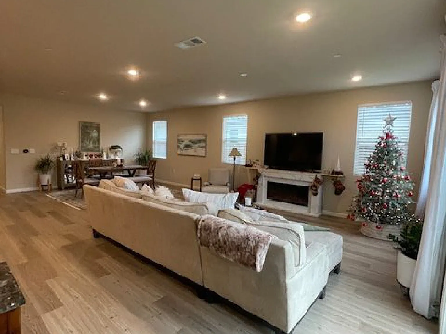 3 bed, 2102 sqft, $2,499 — Photo 2