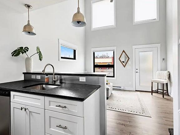 3rd image of 502 Hastings St #12