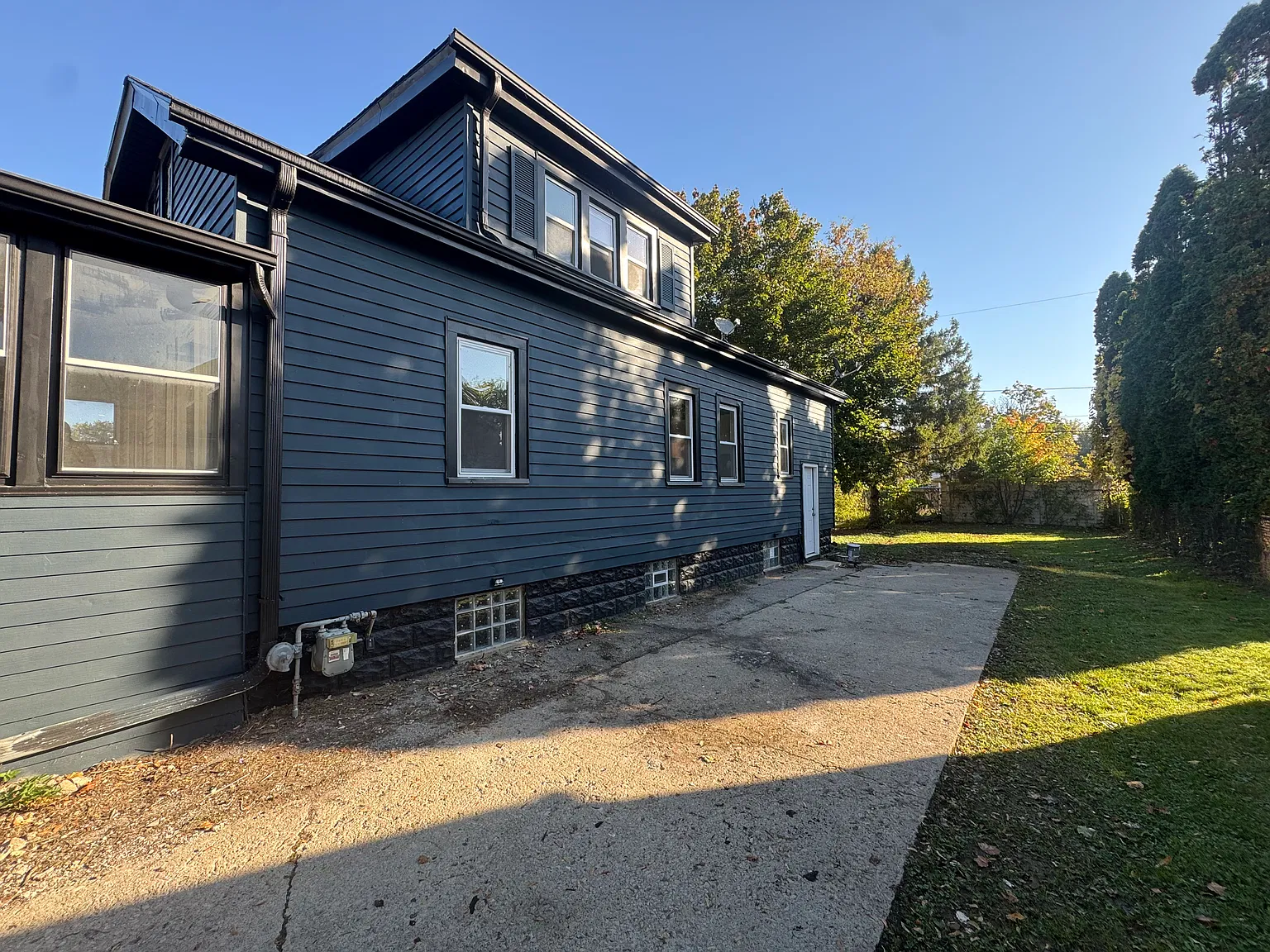 4 bed, 1055 sqft, $1,800 — Photo 2