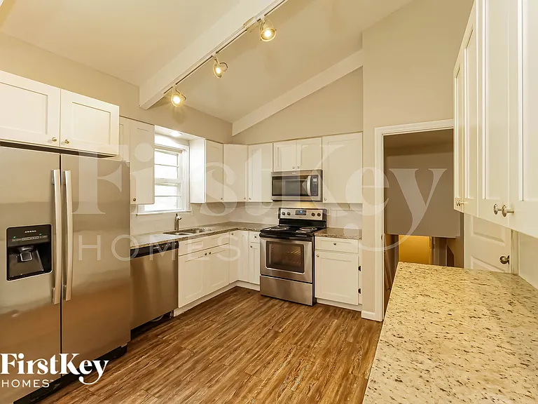 4411 NE 49th Ter — Photo 6