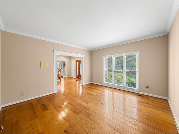 4th image of 1435 White Oak Dr
