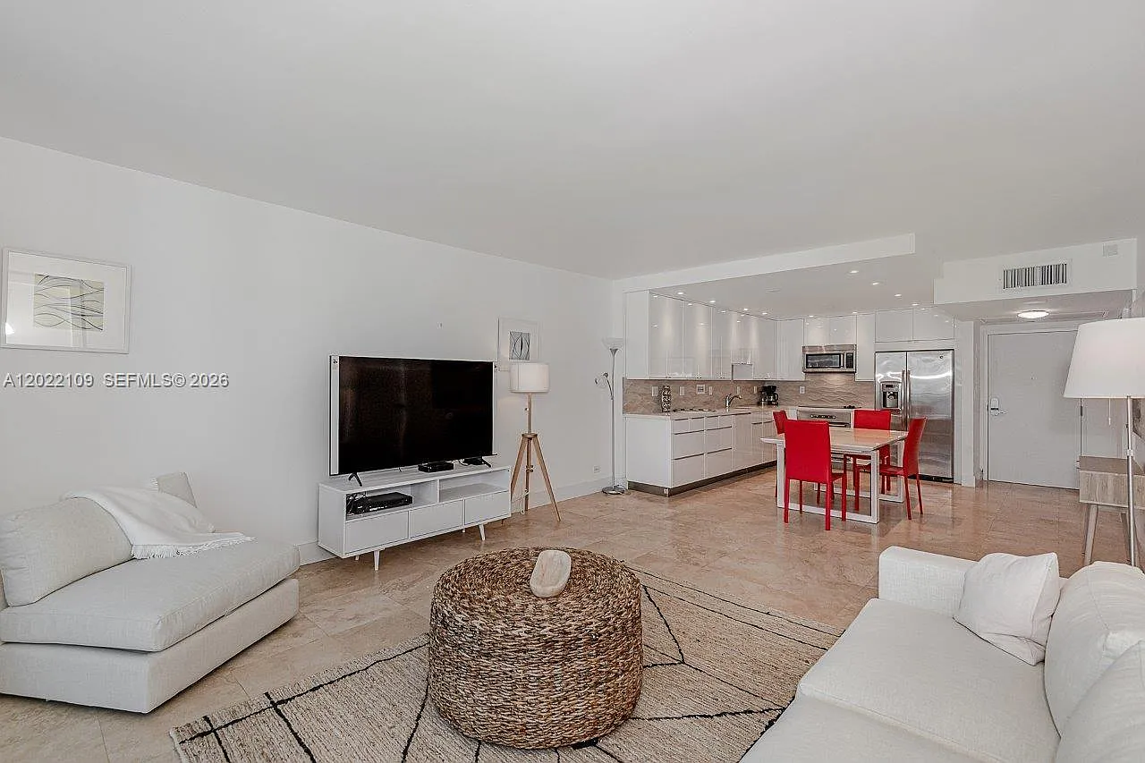 Roney Palace Condo — Photo 2