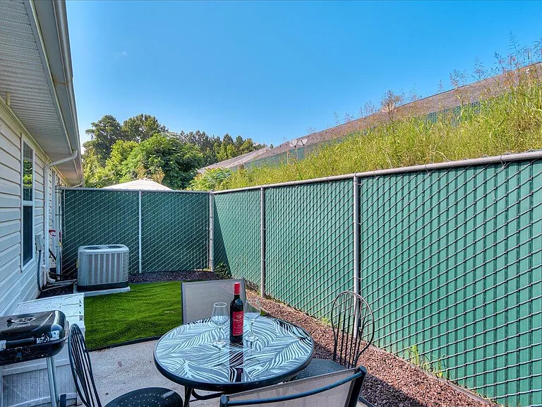 540 Edgecliff Ln — Photo 29