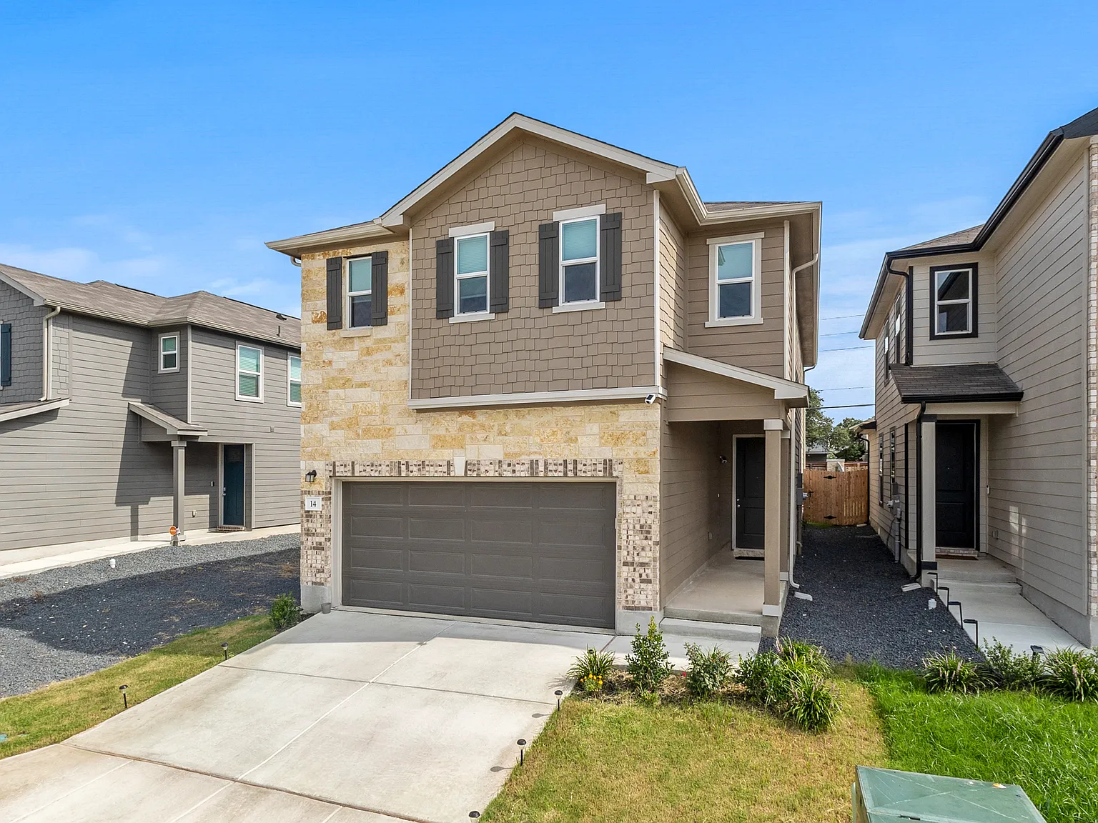 3 bed, 2.5 bath, 2211 sqft, $1,999 — Photo 1