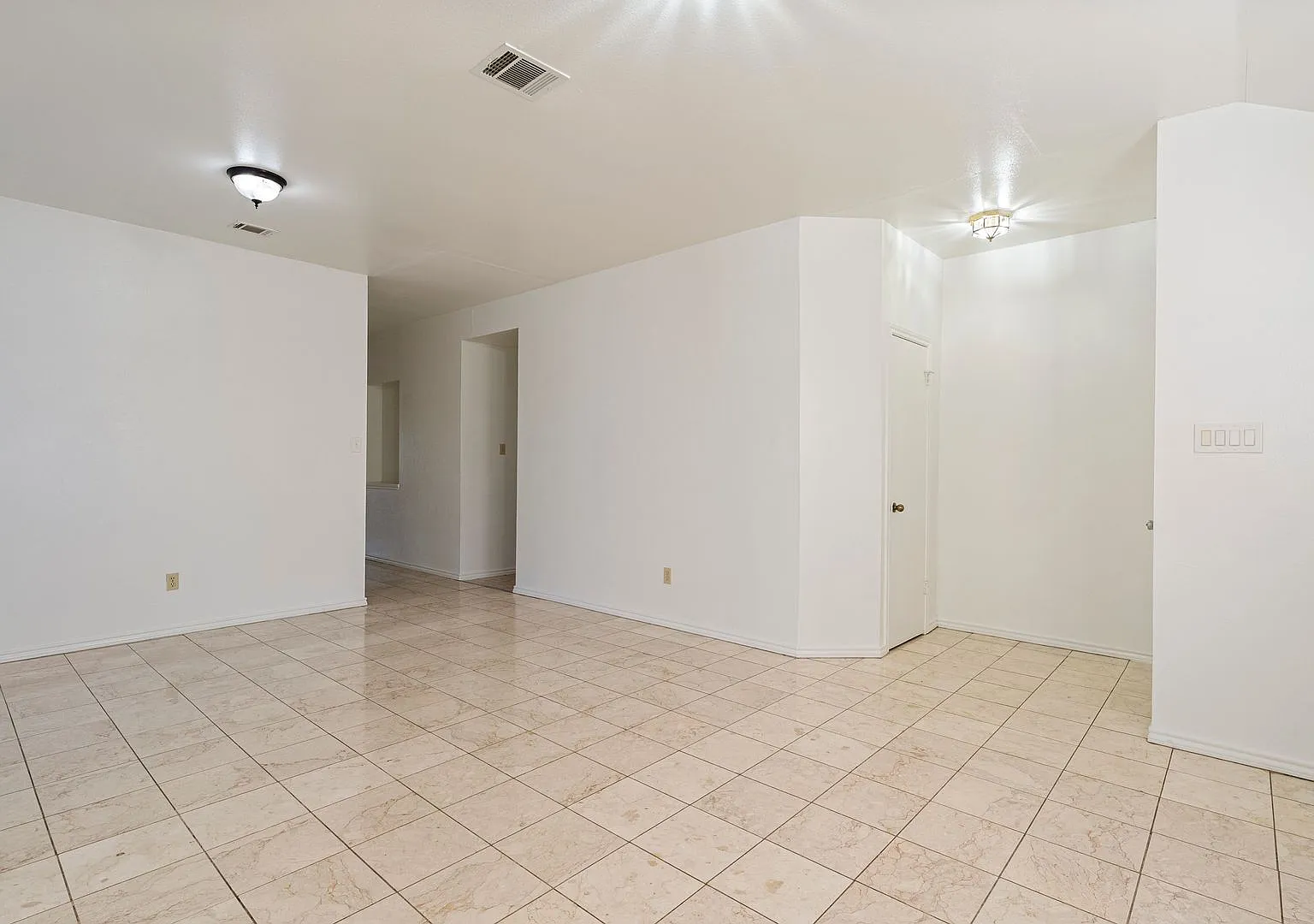Home Sweet Haven: Warm, Welcoming Oasis in North Austin! — Photo 4