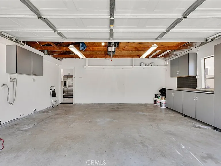 221 Acacia Ln — Photo 31