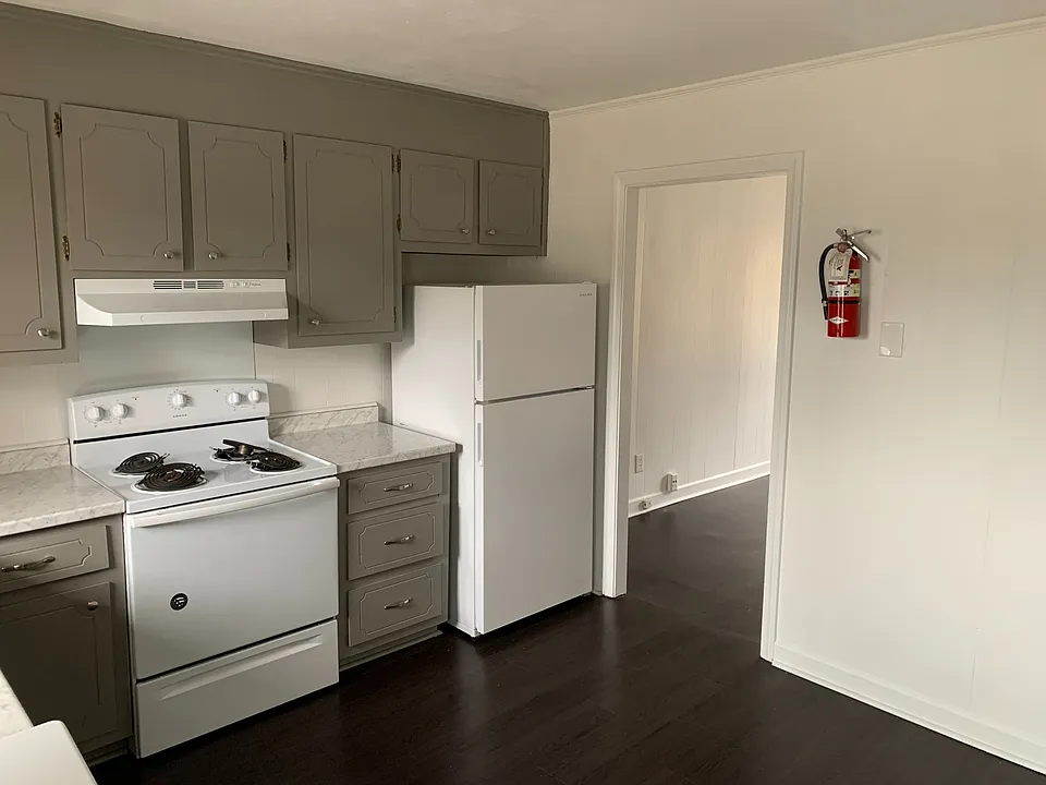 Kitchen (2) Kitchen (2)