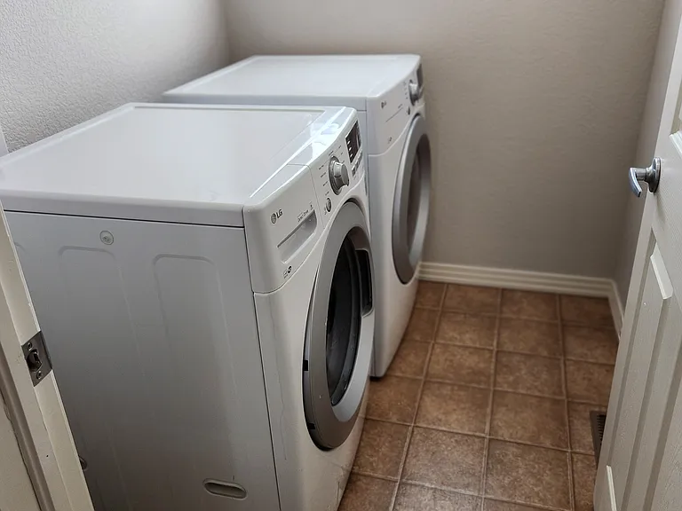 WASHER/DRYER UPPER LEVEL